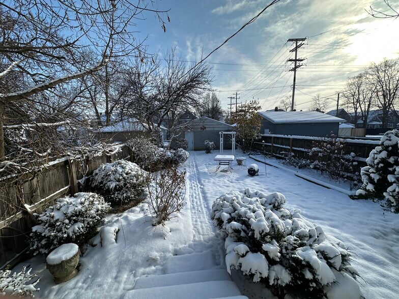 Building Photo - 784 Carpenter St