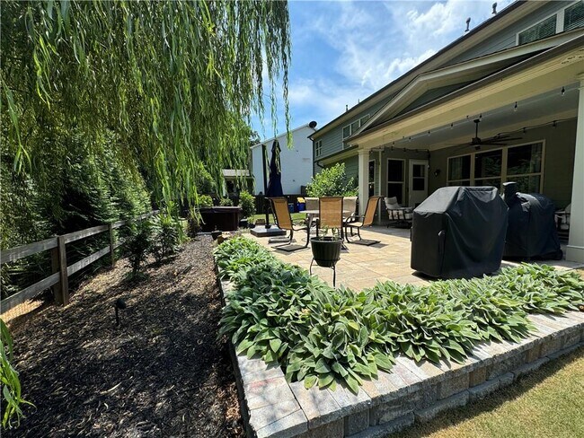 Building Photo - 512 Edgewater Dr