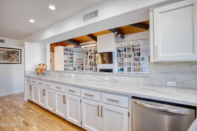 Building Photo - 7638 E Vía De Lindo