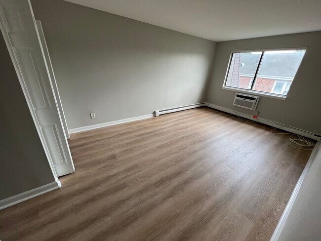 main bed - 107 North Broadway