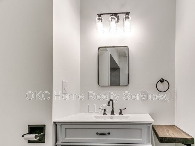 Building Photo - 1812 W Noble Ave