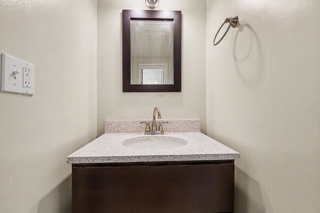 Building Photo - Well Maintained 3 bedroom Rental Home- $1650/Month