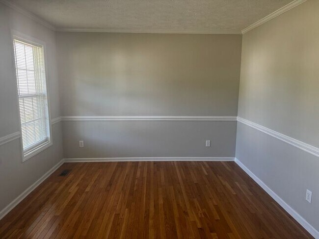 Building Photo - Spacious 3 Bedroom, 2.5 Bath Home with Bon...