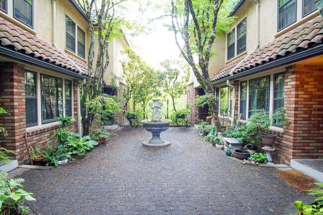 Building Photo - 1931 West Hills Two Bedroom Townhouse Available Now!