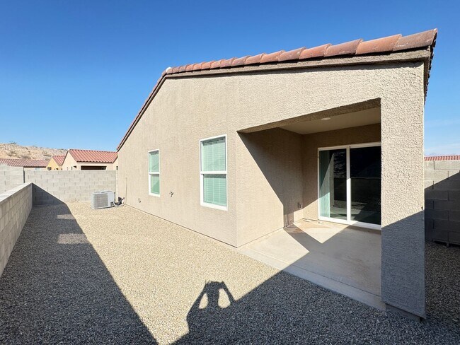 Building Photo - 3 bedroom Newer home