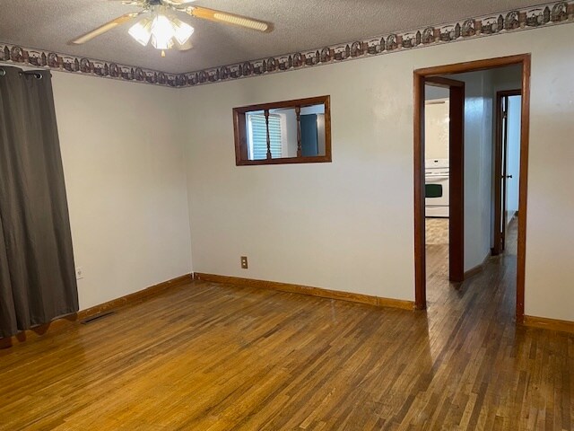 Living Room - 612 S Pine St