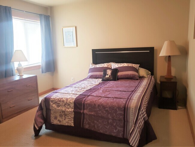 Building Photo - Fully Furnished 2 Bedroom Condo - All utilities, cable and internet provided!