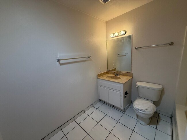 Building Photo - Victorville - 3 Bedrooms, 2 Bathrooms, New Paint, New Blinds, Tile Floors