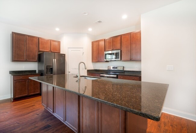 Building Photo - Modern Living in the Heart of Summerville!