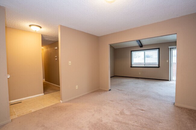 Building Photo - Gorgeous 3 Bed / 2 Bath! Coming soon!