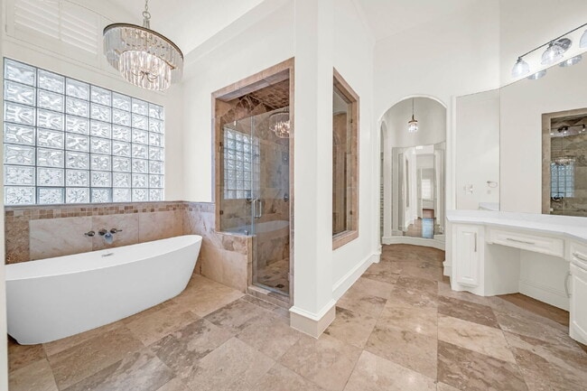 Building Photo - Exceptional 5-bedroom home (2 down) in desirable Woodlands Country Club with landscape & pool mai...