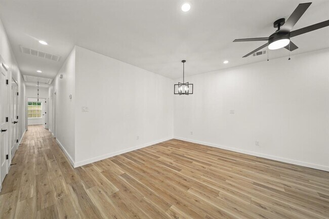 Building Photo - 6206 Lyndhurst Dr