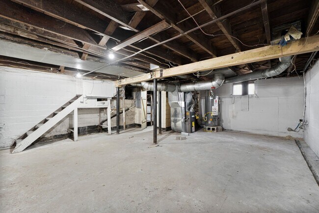 Building Photo - COMING SOON - 3 BEDROOM HOUSE ON SPRING ST