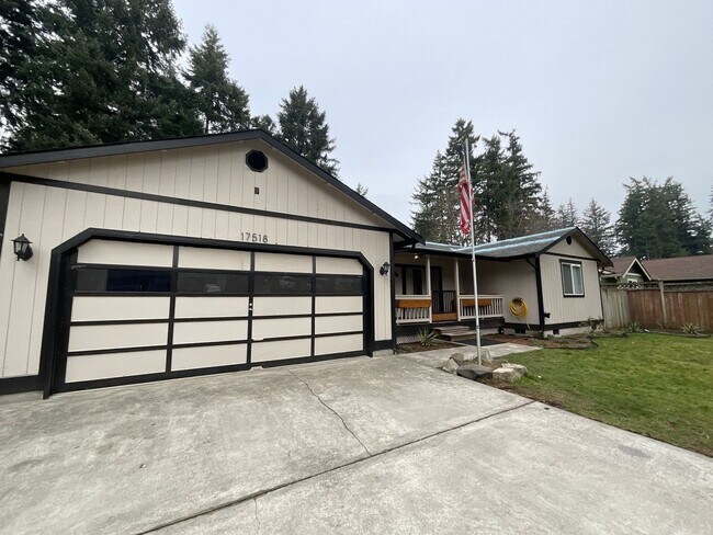 Building Photo - Beautiful 3 Bedroom 2 Bath Home at Lawrence Lake!
