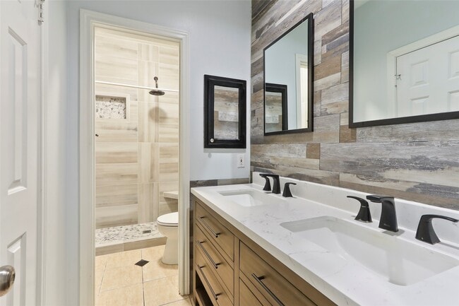 Building Photo - 1813 Oakwood Dr E