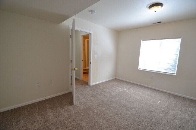 Building Photo - 5 Bed 3 Bath Ranch with Finished Basement