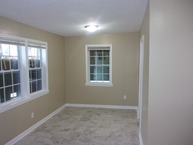 Building Photo - 2957 Phyllis Ln