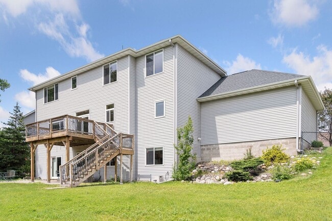 Building Photo - Gorgeous Single Family Home - June 1st Mov...