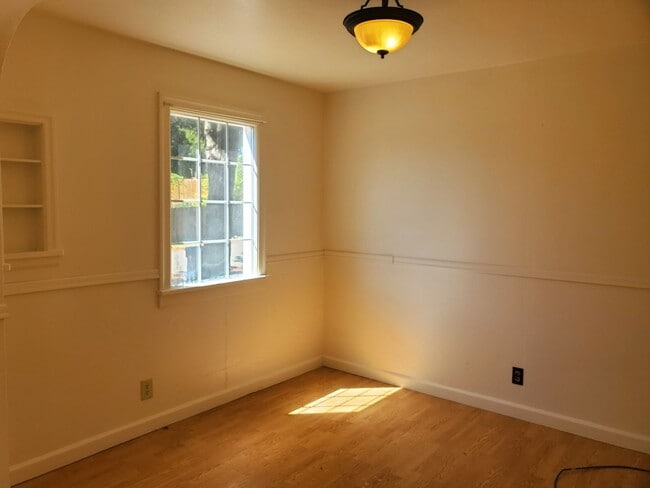 Building Photo - Darling 2 bedroom between Manette & Illahee