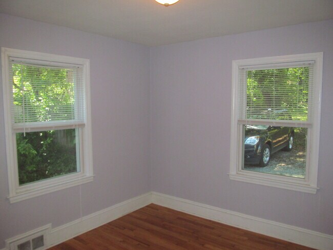 Building Photo - Ardmore with Modern Kitchen!