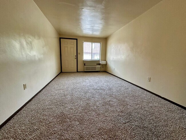 Building Photo - Spacious One Bedroom Apartment! Laundry On...
