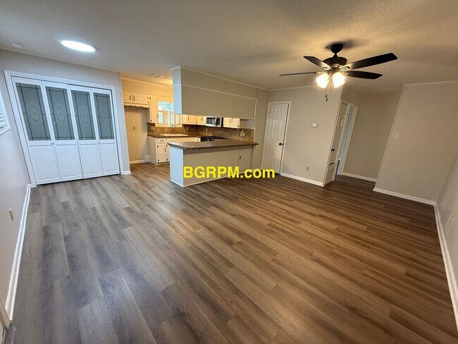 Building Photo - 3 Bed 2 Bath