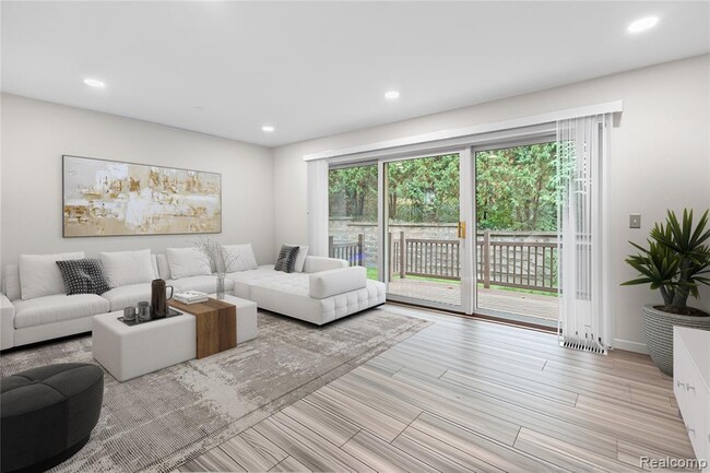 Building Photo - 1476 Oakbrook E Dr