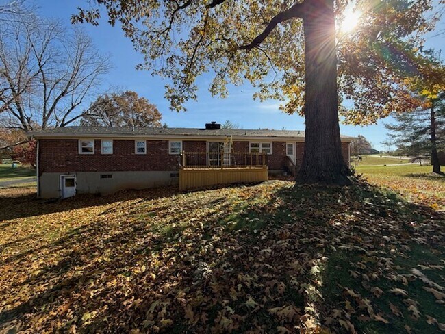 Building Photo - 316 Homeview Dr