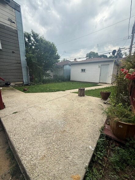 Building Photo - 1056 N Parkside Ave