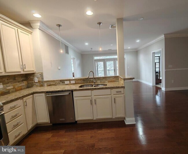 Building Photo - 206 Carson Terrace