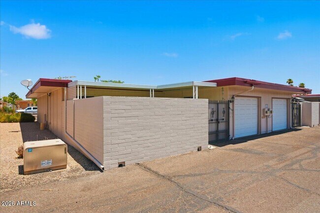 Building Photo - 9907 W Cedar Dr