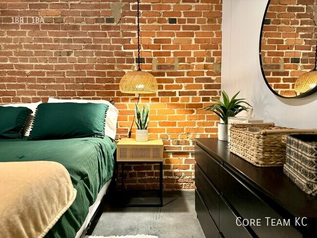 Building Photo - 408 W 8th St