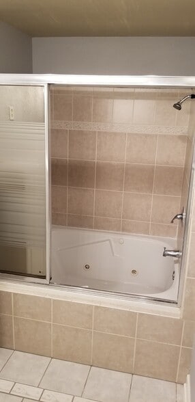 Building Photo - 1002 Quebec Dr