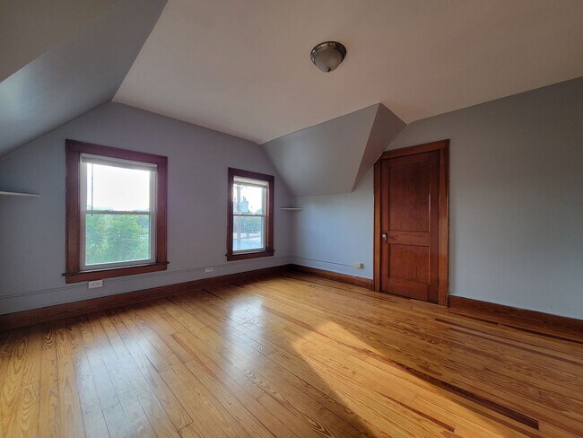 Building Photo - 402 Hevey St