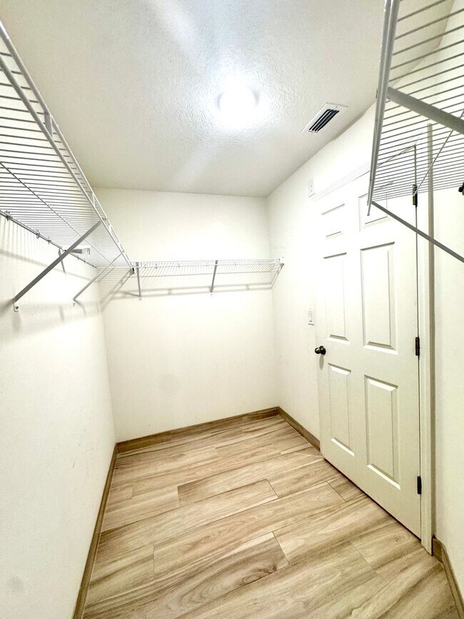 Building Photo - Beautiful 4-Bed, 2-Bath Home in a Prime Location!