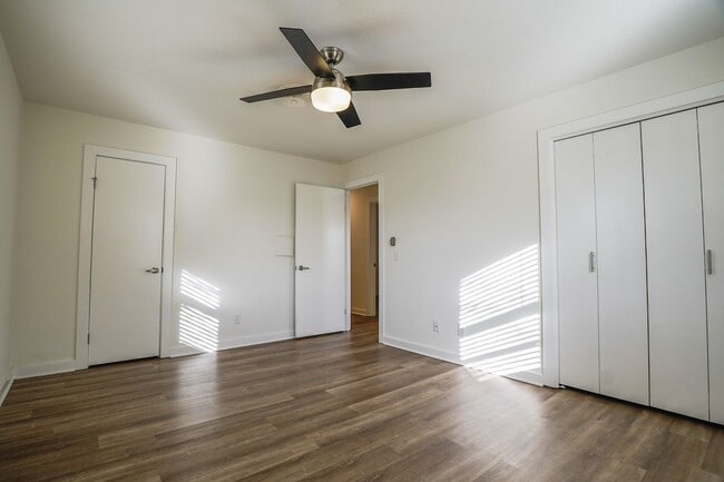 Building Photo - 3 Bedroom 2 Bath home on HUGE lot in Farmington!