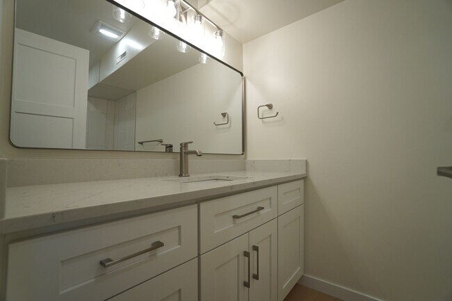 Building Photo - 2905 Mesa Rd