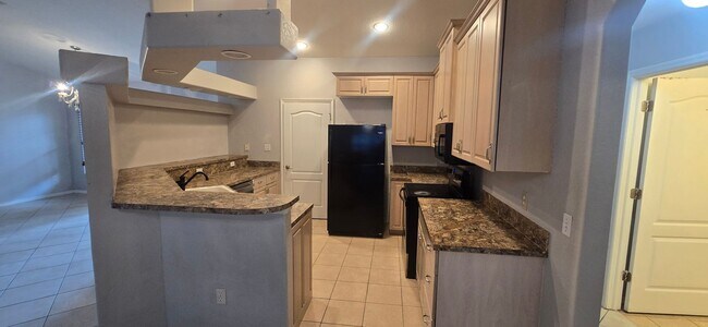 Building Photo - Huge Three Bedroom- 2 bath + den, 2 car ga...