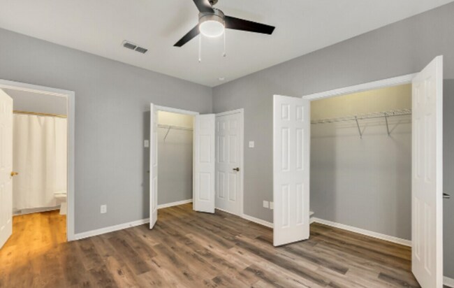 Building Photo - 4 bed 4 bath duplex - $550 per bed