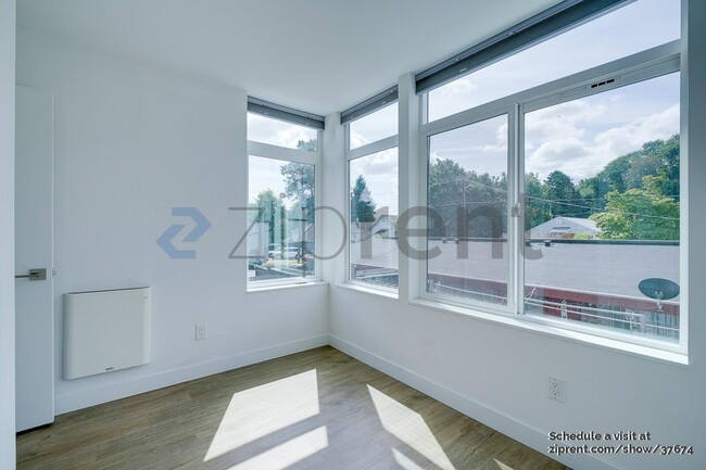 Building Photo - 1061 S Cloverdale St