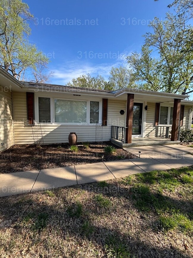 Building Photo - 3 bed 1 1/2 bath house available Now!!