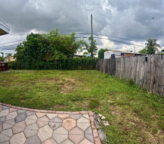 Building Photo - 5720 SW 38th Ct