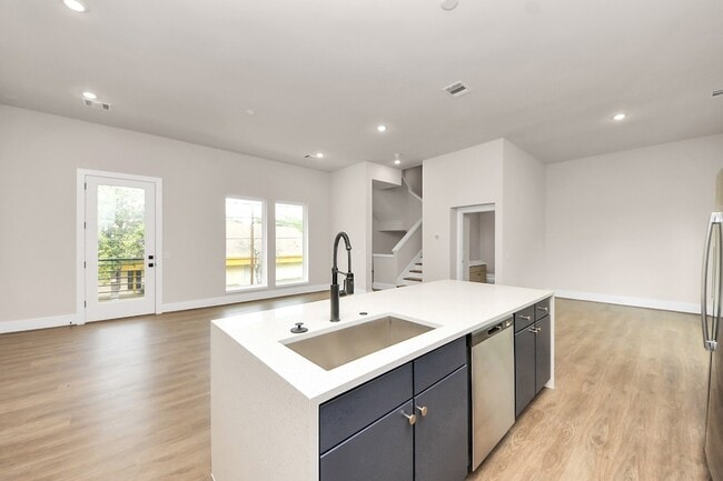 Building Photo - 783 Mansfield St