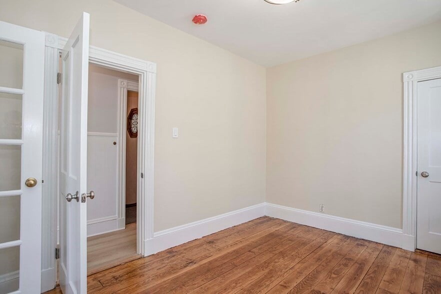 Building Photo - 885 E 4th St