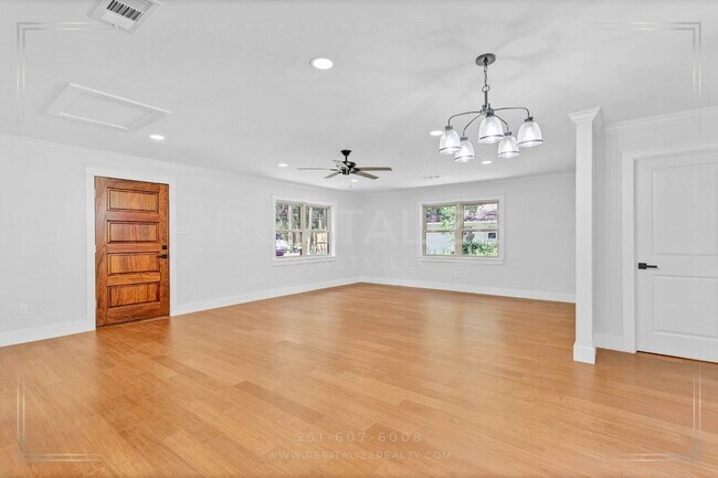 Building Photo - Newly Renovated 3 Bed / 2.5 Bath with Doub...