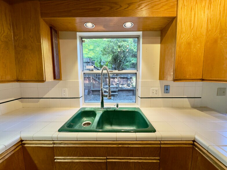 Building Photo - 6583 Valley View Rd