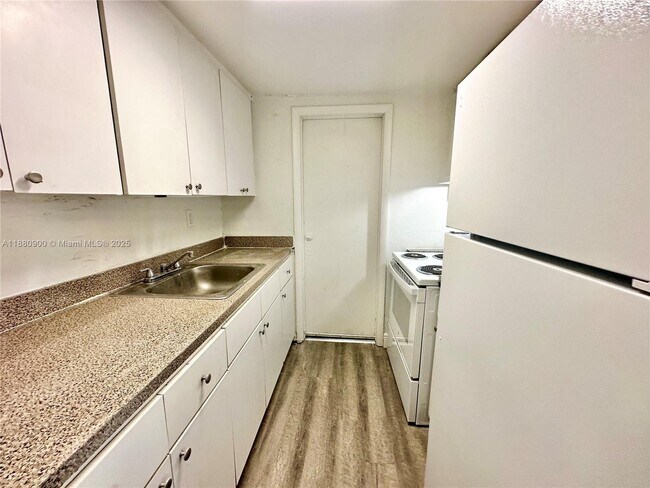 Building Photo - 13285 NE 6th Ave