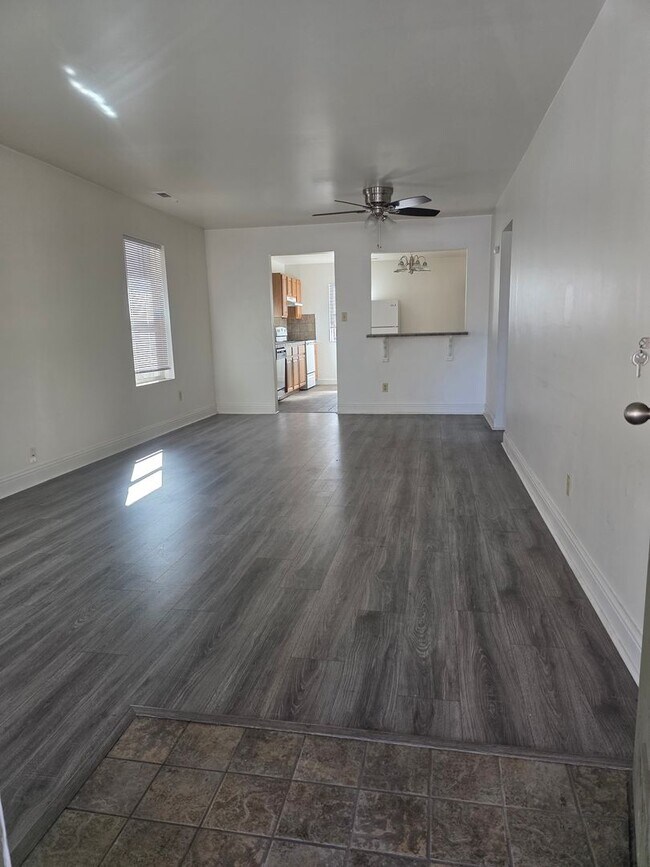 Building Photo - Little home with laundry room