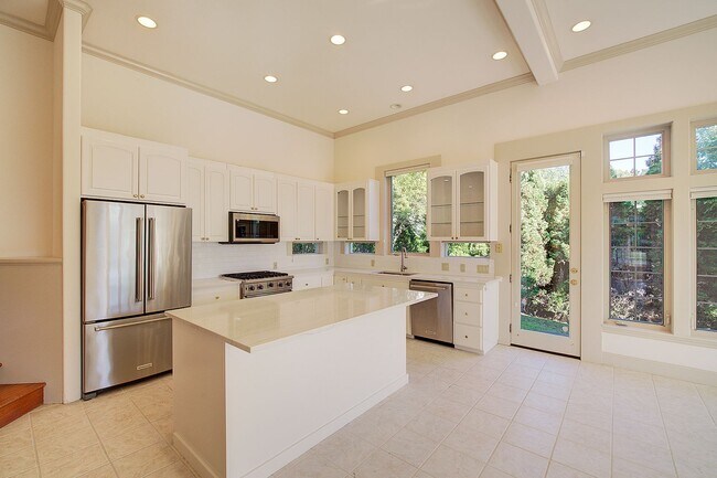 Building Photo - 4bd/4ba Kirkland House