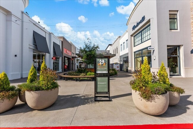Building Photo - Beautifully Renovated 4-Bedroom, 2-Bath Ho...